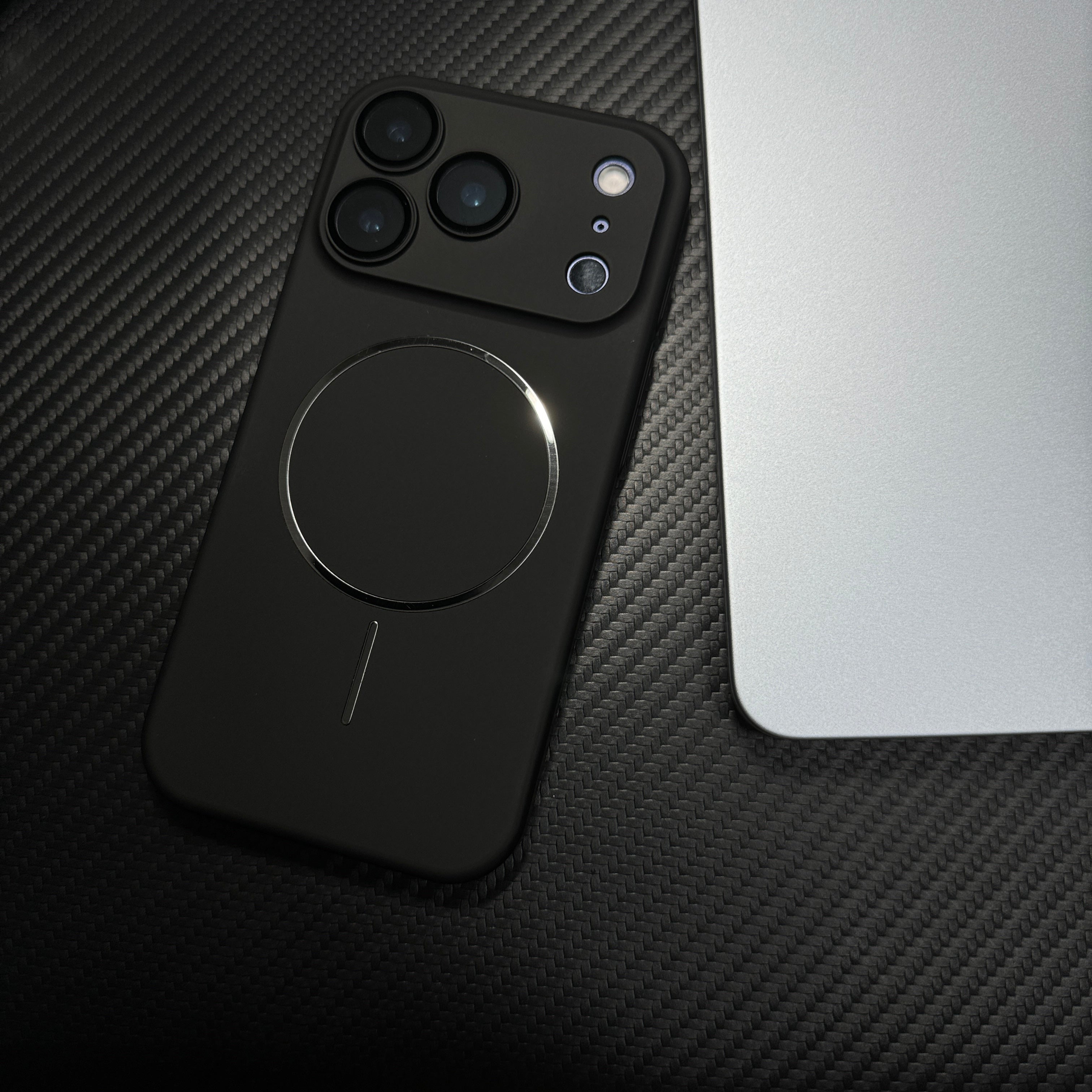 Ultra-thin magnetic case